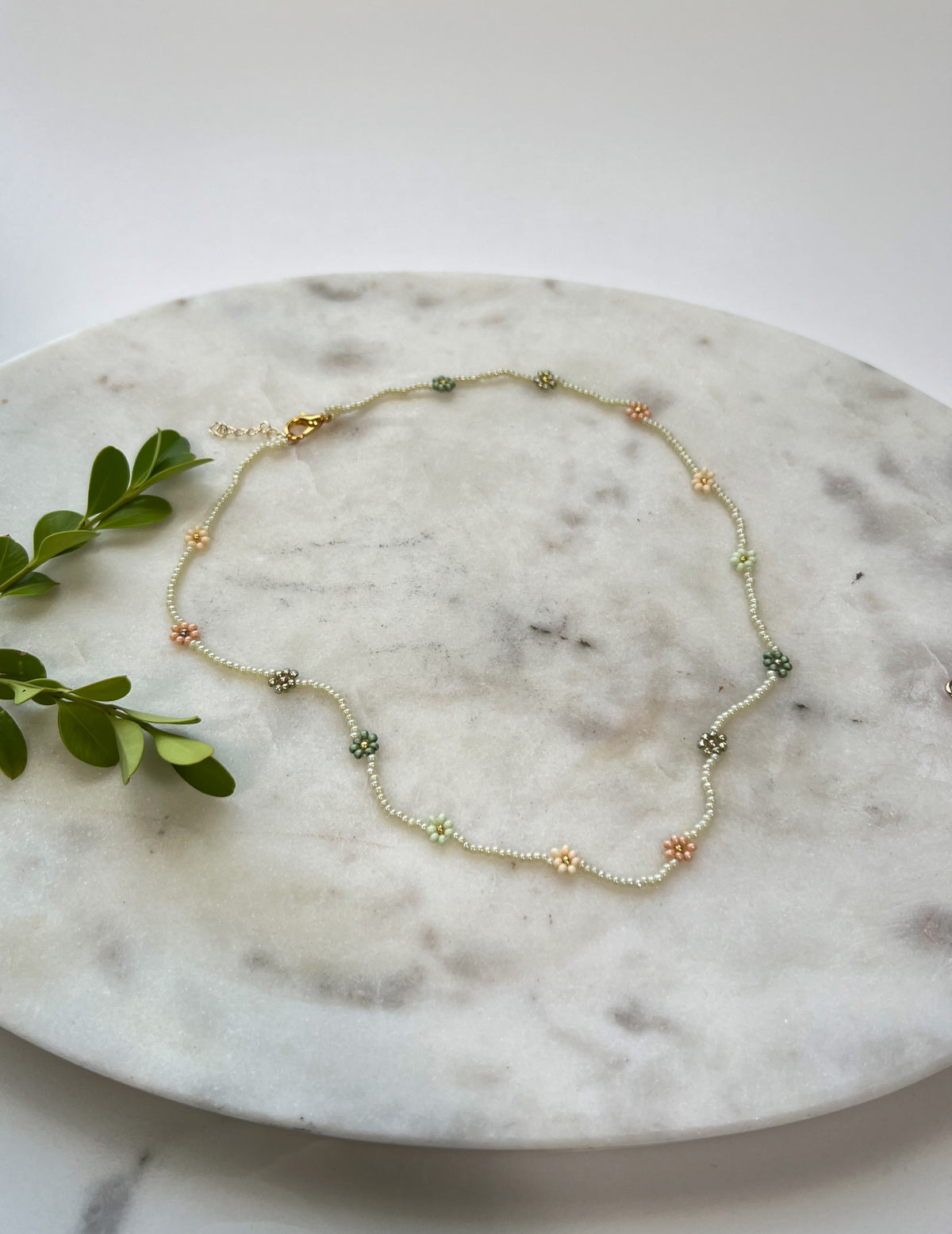Daisy Flower Choker, Beaded Flower Choker, Beaded Daisy Necklace, Minimalist Choker, Beaded Summer Jewelry, Gift for Women