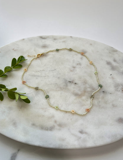 Daisy Flower Choker, Beaded Flower Choker, Beaded Daisy Necklace, Minimalist Choker, Beaded Summer Jewelry, Gift for Women