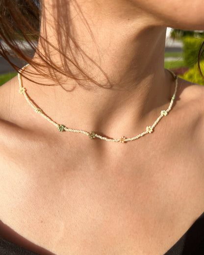 Daisy Flower Choker, Beaded Flower Choker, Beaded Daisy Necklace, Minimalist Choker, Beaded Summer Jewelry, Gift for Women